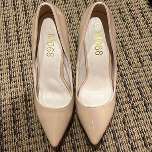 Brand new never worn beige M068 heels size 7